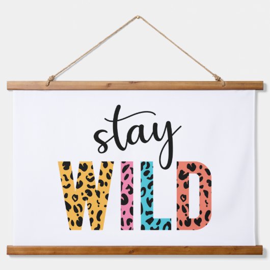 Bleibe Wild Wandteppich Mit Holzrahmen (Vorne)