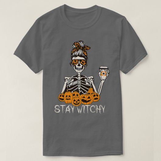 Bleibe Witchy Skeleton Drinking Messy Bun Leopard T-Shirt (Design vorne)
