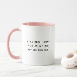 Bleibe Zuhause Funny Niedlich Trendrate Zitat Tasse<br><div class="desc">Trendy,  niedliche,  lustige Kaffee-Tasse lesen " Bleibe Zuhause und beschäftigen mich mit meinem Geschäft " in der modernen Typografie auf der zweifarbigen Kaffee-Tasse. Die Einrichtung ist in Rosa gehalten,  aber in vielen weiteren Farben erhältlich</div>