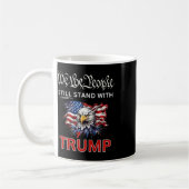 Bleiben Sie bei Trump 2024, und wir, die Menschen, Kaffeetasse (Links)