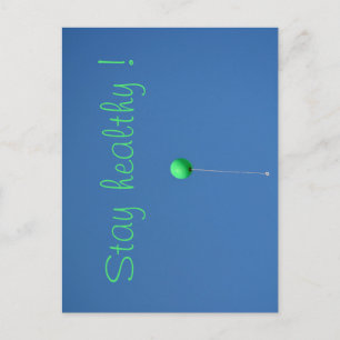 Bleiben Sie gesund mit grünem Ballon am Himmel Postkarte