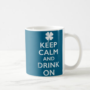 Bleibt ruhig und trinkt lustige St. Pattys Kaffeetasse