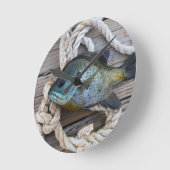 Bleichfische auf Dock und Seil Runde Wanduhr (Winkel)
