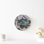 Bleichfische auf Dock und Seil Runde Wanduhr (Zuhause)