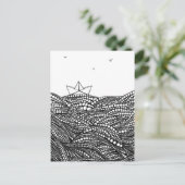 Bleistift Gezeichnet Papierboot auf abstrakten Wel Postkarte (Stehend Vorderseite)