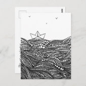 Bleistift Gezeichnet Papierboot auf abstrakten Wel Postkarte (Vorne/Hinten)