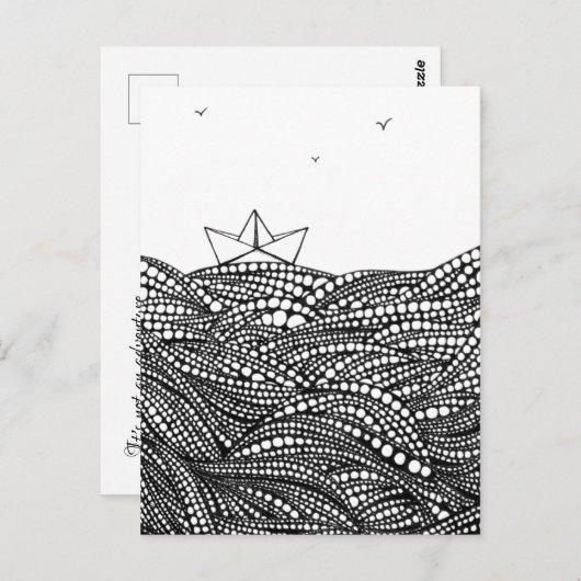 Bleistift Gezeichnet Papierboot auf abstrakten Wel Postkarte (Vorne/Hinten)