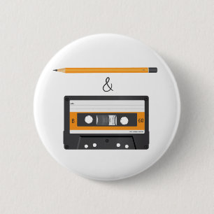 Bleistift und Kompaktkassette Button