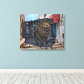 Bleistift VS Kamera - Mighty Lion Leinwanddruck (Insitu (Holzboden))