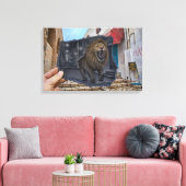 Bleistift VS Kamera - Mighty Lion Leinwanddruck (Insitu (Wohnzimmer))