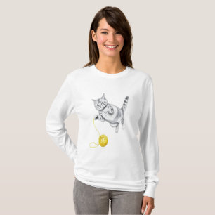 Bleistiftskizze einer spielenden getigerten Katze T-Shirt
