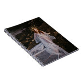 Blendendame Frauen, die auf einem Spiralnotenbuch  Notizblock (Rechte Seite)