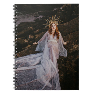 Blendendame Frauen, die auf einem Spiralnotenbuch Notizblock