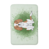 Blenheim Cavalier King Charles Spaniel auf Green Badematte (Vorderseite Vertikal)