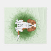 Blenheim Cavalier King Charles Spaniel auf Green Fleecedecke (Vorderseite (Horizontal))