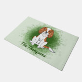 Blenheim Cavalier King Charles Spaniel auf Green Fußmatte (Schrägansicht)