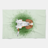 Blenheim Cavalier King Charles Spaniel auf Green Geschirrtuch (Horizontal)