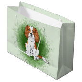 Blenheim Cavalier King Charles Spaniel auf Green Große Geschenktüte (Vorderseite Schrägansicht)