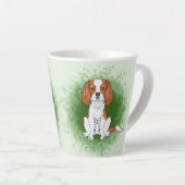 Blenheim Cavalier King Charles Spaniel auf Green Milchtasse (Rechte Ecke)