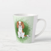 Blenheim Cavalier King Charles Spaniel auf Green Milchtasse (Rechts)