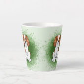 Blenheim Cavalier King Charles Spaniel auf Green Milchtasse (Vorderseite)