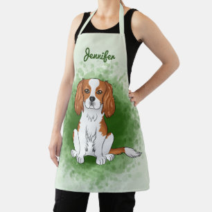 Blenheim Cavalier King Charles Spaniel auf Green Schürze