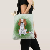 Blenheim Cavalier King Charles Spaniel auf Green Tasche (Von Nahem)
