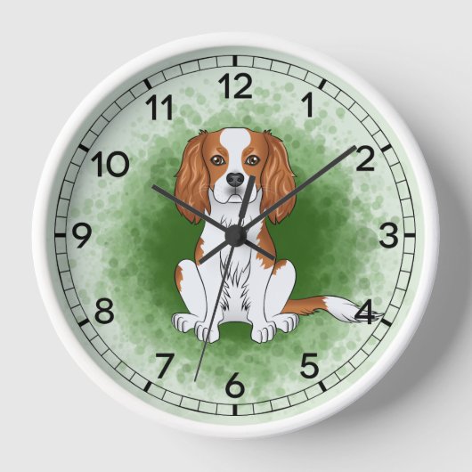 Blenheim Cavalier King Charles Spaniel auf Green Uhr (Vorderseite)