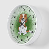 Blenheim Cavalier King Charles Spaniel auf Green Uhr (Winkel)