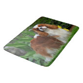 Blenheim Cavalier King Charles Spaniel Welpe Hund Badematte (Schrägansicht)