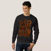 BLESS THE KITCHEN IS GREAT A PERFECT MEME AND COOK SWEATSHIRT (Vorne ganz)