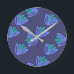 Bleu moderne Blume Runde Wanduhr<br><div class="desc">Blauer Blumen modernes trendiges Uhrmuster .</div>