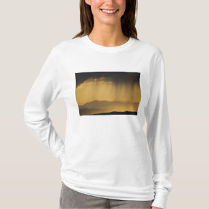 Blick auf aufeinander folgende Hügel am Gipfel T-Shirt