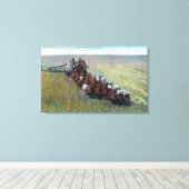 Blick auf Bauer, die mit riesigem Pferd ernten Leinwanddruck (Insitu (Holzboden))