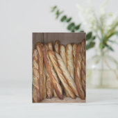 Blick auf Brotlaibe in Bäckereifenstern Postkarte (Stehend Vorderseite)