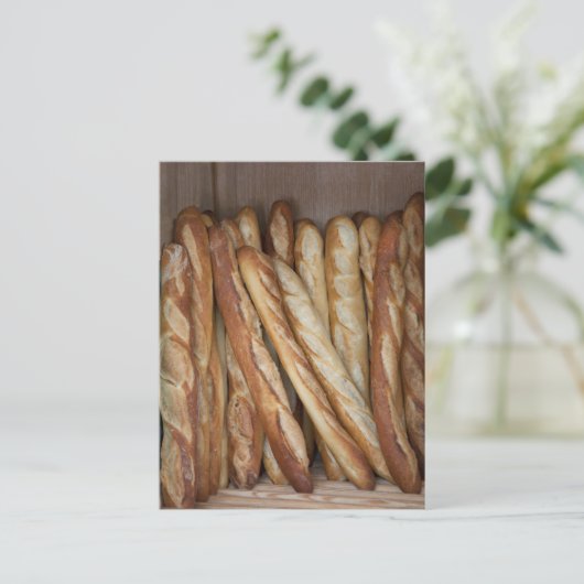 Blick auf Brotlaibe in Bäckereifenstern Postkarte (Stehend Vorderseite)