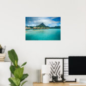 Blick auf das Poster der Bora Bora-Insel (Heimbüro)