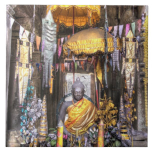 Blick auf den Altar im buddhistischen Tempel, Fliese