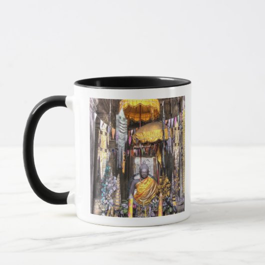 Blick auf den Altar im buddhistischen Tempel, Tasse (Links)