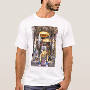 Blick auf den Altarbereich im Inneren eines buddhi T-Shirt