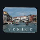 Blick auf den Canale Grande von Venedig Kühlschran Magnet<br><div class="desc">Ein wunderschöner Ausblick auf den Canale Grande in Venedig in Italien mit der Rialto-Brücke im Hintergrund auf einem Souvenir-Kühlschrankmagnet gedruckt.</div>