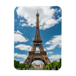Blick auf den Eiffelturm vom öffentlichen Champ de Magnet