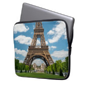 Blick auf den Eiffelturm vom öffentlichen Park Cha Laptopschutzhülle (Vorderseite Links)