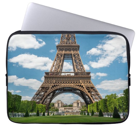 Blick auf den Eiffelturm vom öffentlichen Park Cha Laptopschutzhülle (Vorderseite)