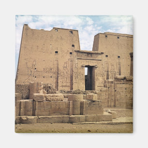 Blick auf den ersten Pylon des Tempels von Horus Magnet