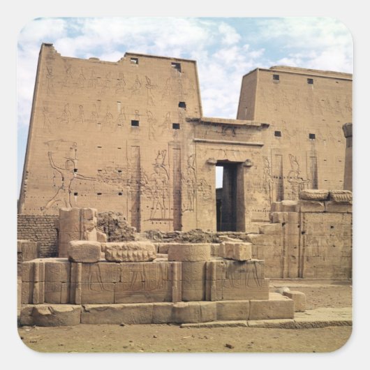 Blick auf den ersten Pylon des Tempels von Horus Quadratischer Aufkleber (Vorderseite)