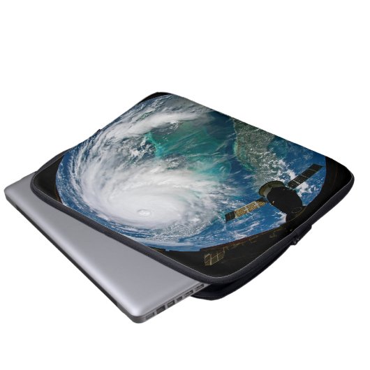 Blick auf den Hurrikan Dorian. Laptopschutzhülle (Vorne Knopf)