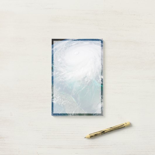 Blick auf den Hurrikan Dorian. Post-it Klebezettel (Auf Schreibtisch)