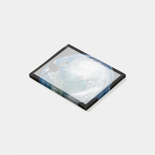 Blick auf den Hurrikan Dorian. Post-it Klebezettel (angewinkelt)