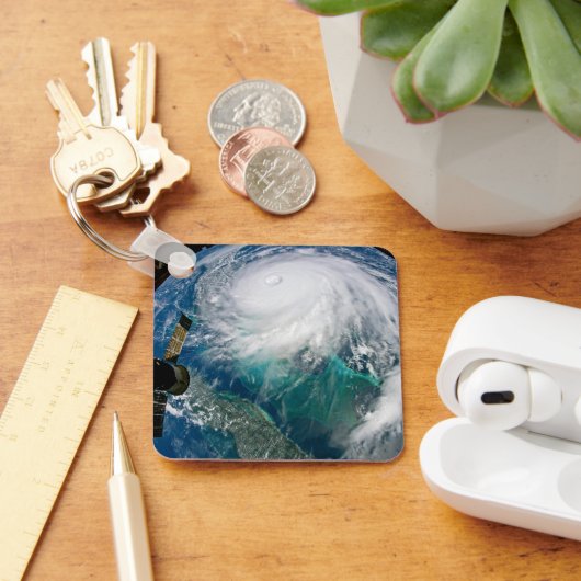 Blick auf den Hurrikan Dorian. Schlüsselanhänger (Schreibtisch)